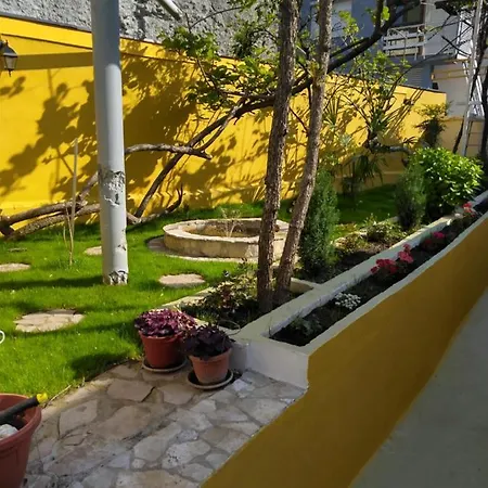 Exotic Garden Apartment *